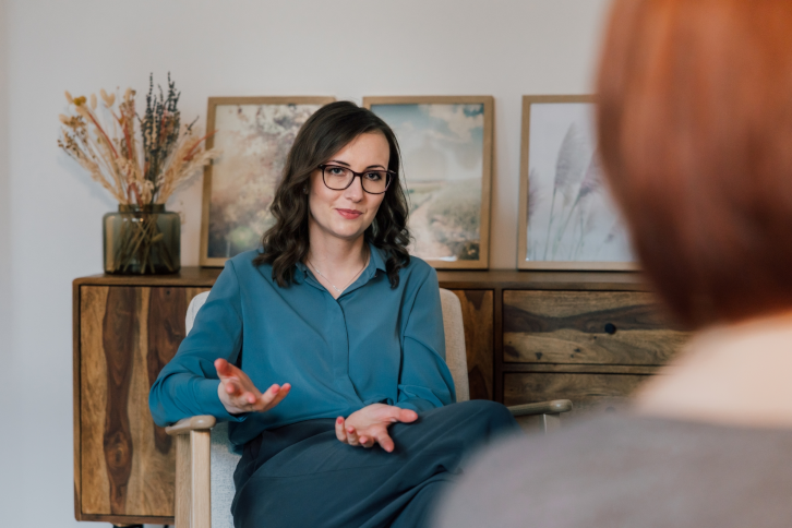 Verica Mitrović, Psychotherapeutin, vermittelt einer Patientin im Rahmen der Psychoedukation verständlich psychologische Zusammenhänge.